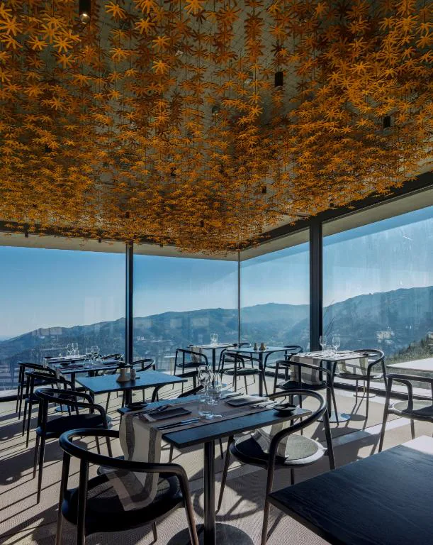 Restaurante panorámico con techo dorado y vistas a la Serra da Estrela, Burel Panorama Hotel