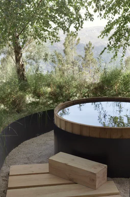 Bañera de madera al aire libre con vistas al valle, Burel Panorama Hotel