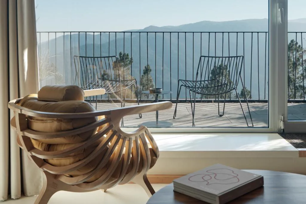 Sillón de diseño junto a la terraza con vistas panorámicas a la Serra da Estrela, Burel Panorama Hotel