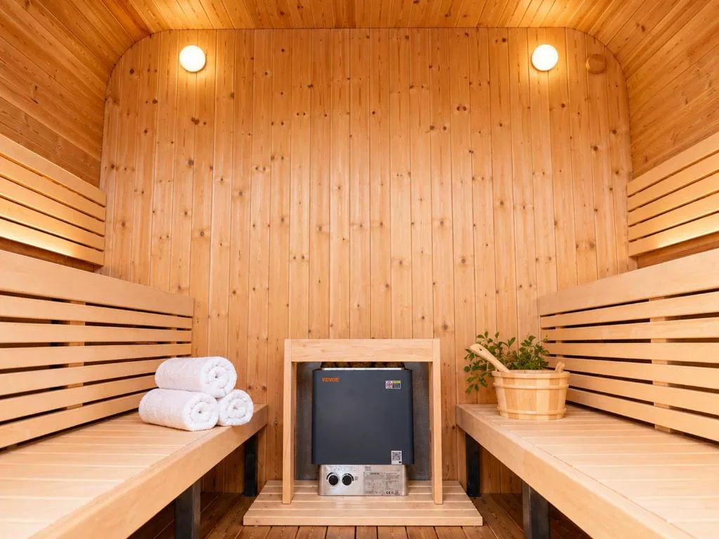 Sauna de madera con toallas y banco