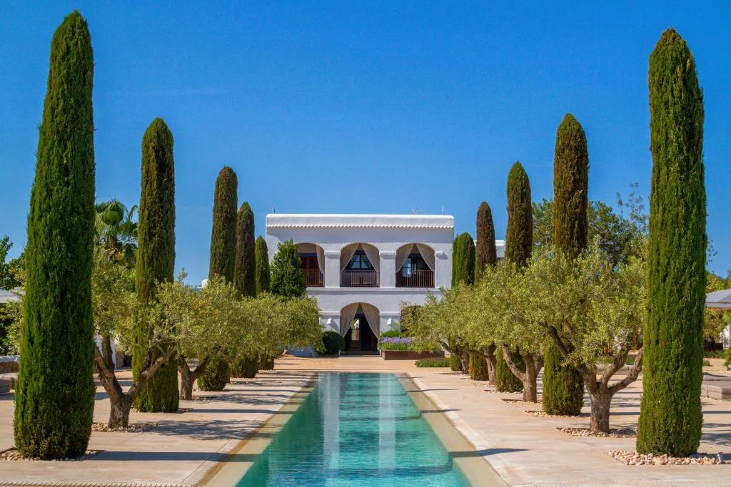 Alineación de cipreses junto a la piscina de la finca de Ca Na Xica, en Sant Miquel de Balansat, Ibiza