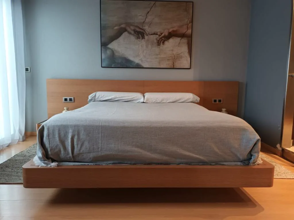 Dormitorio con cama de madera baja