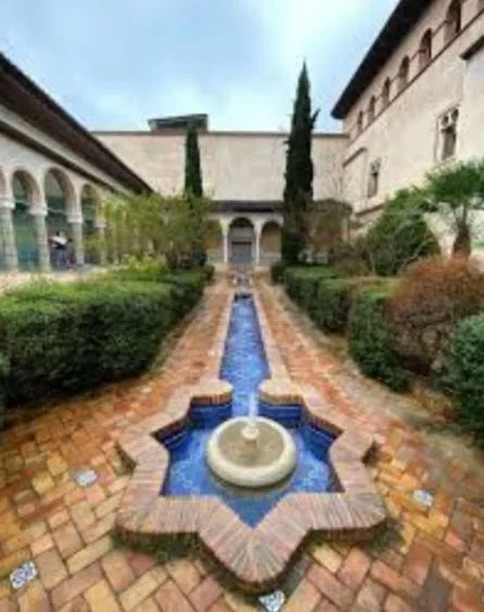 Patio con fuente y azulejos de estilo andalusí