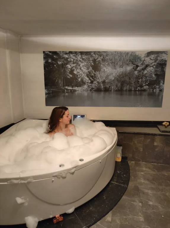 Persona en una bañera de hidromasaje redonda