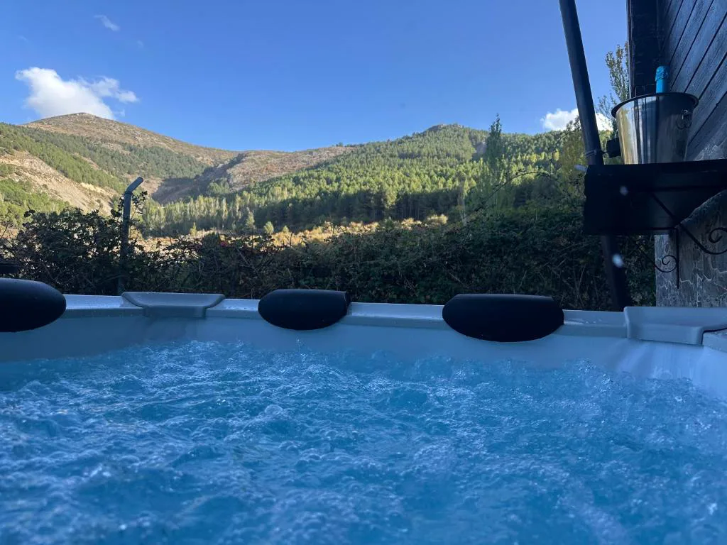 Jacuzzi exterior con vistas a las montañas de Sierra Nevada