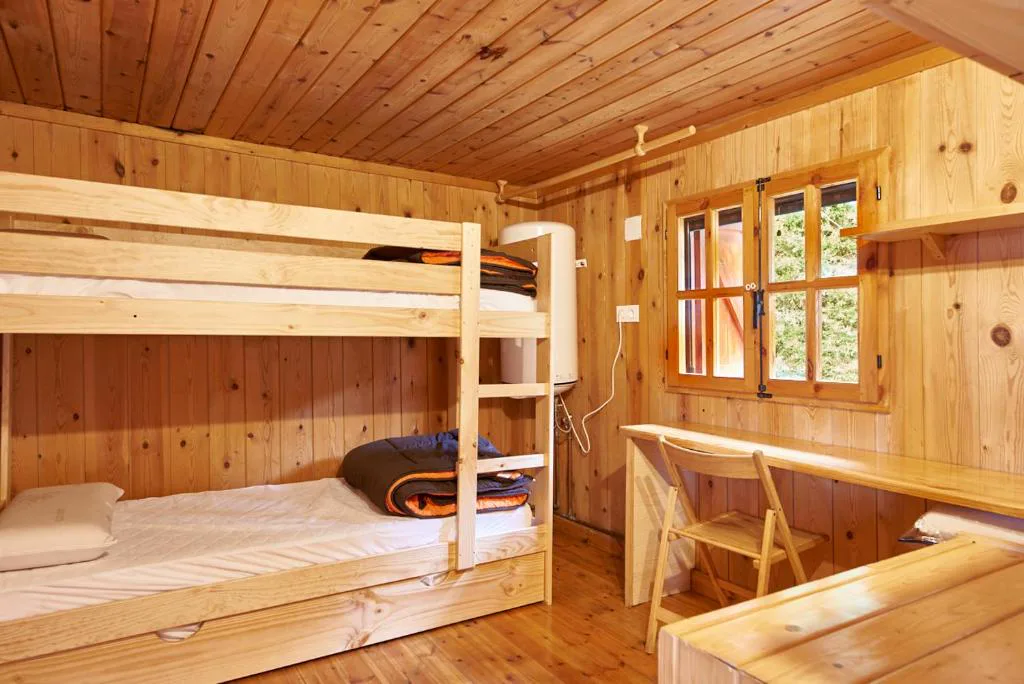 Dormitorio con literas de madera