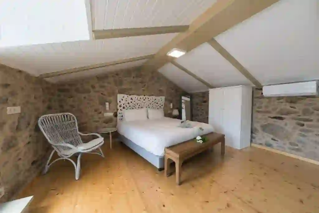 Segundo dormitorio en piedra con vistas al altillo, Cabaña de Nemiña
