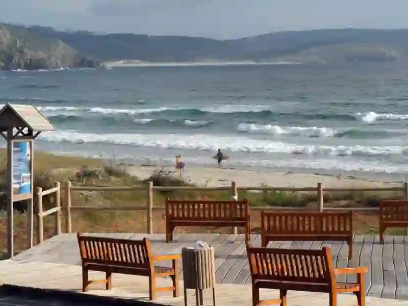 Playa de Nemiña con bancos de madera frente al Atlántico, Muxía