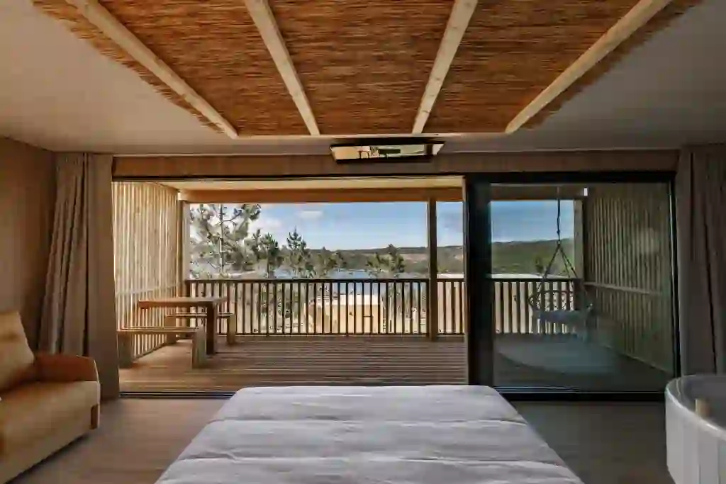 Cama frente al balcón panorámico con vistas a la ría y hamaca colgante, Cabanas da Luz