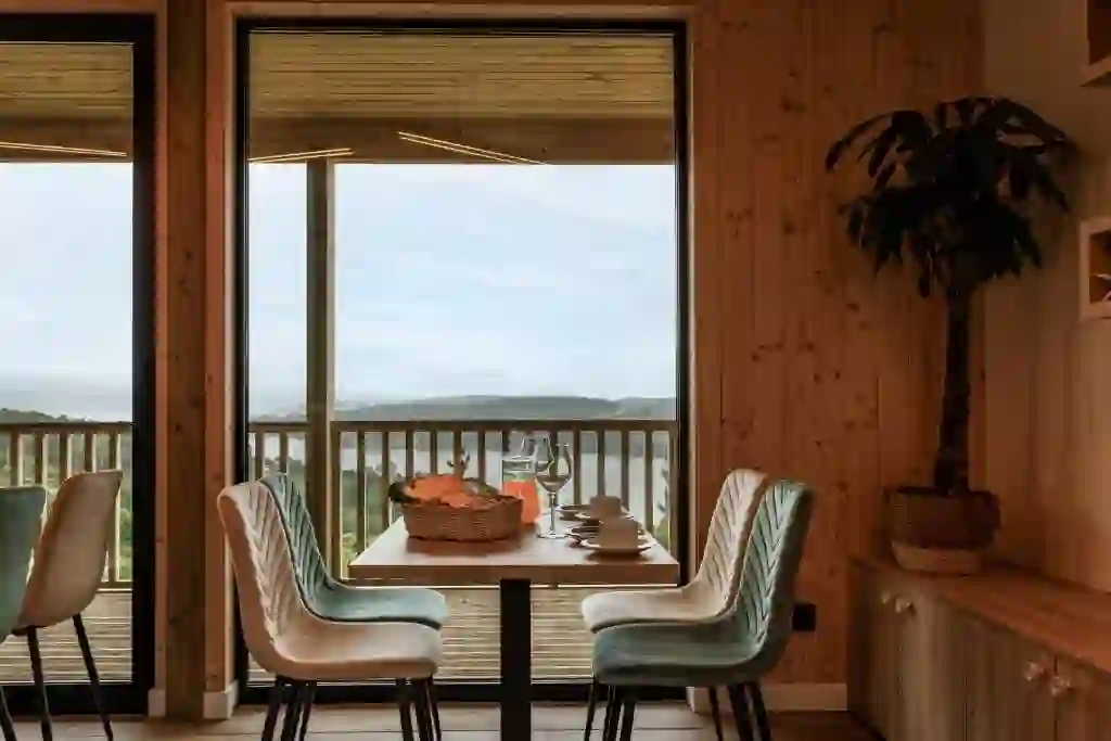 Mesa de desayuno junto al ventanal con vistas a la ría de Camariñas
