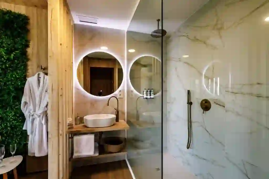 Baño con ducha de mármol y doble lavabo, Cabanas da Luz