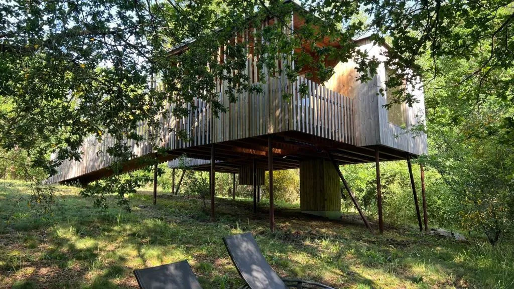 Otra de las cabañas elevadas de Cabanas das Chousas, integrada entre los árboles del bosque