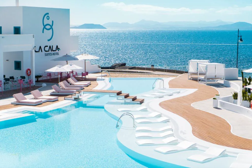 Piscina infinita frente al mar de CalaLanzarote Suites Hotel, en Playa Blanca, Lanzarote