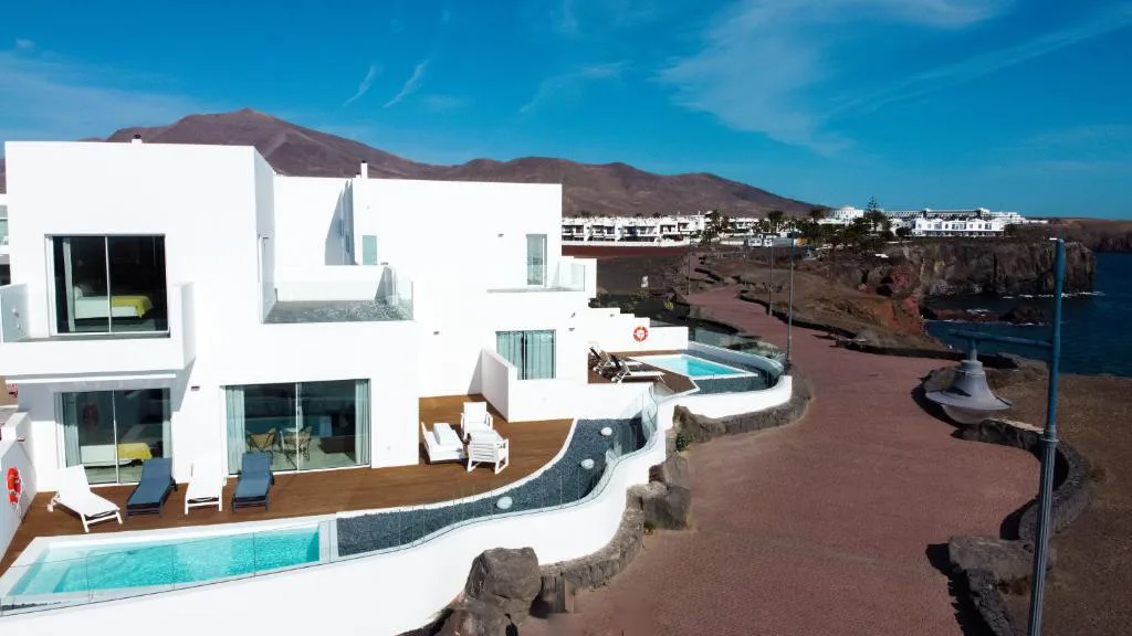 Vista aérea de suites con piscina privada frente al mar, CalaLanzarote Suites Hotel