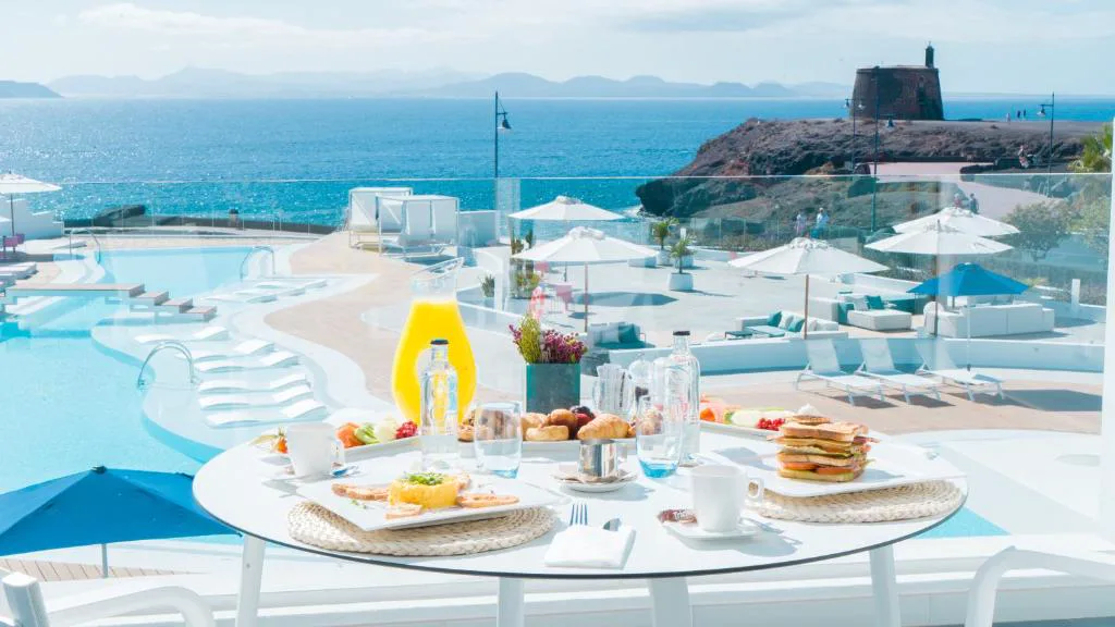 Terraza de desayuno con vistas a la piscina y al Castillo de las Coloradas, CalaLanzarote Suites Hotel
