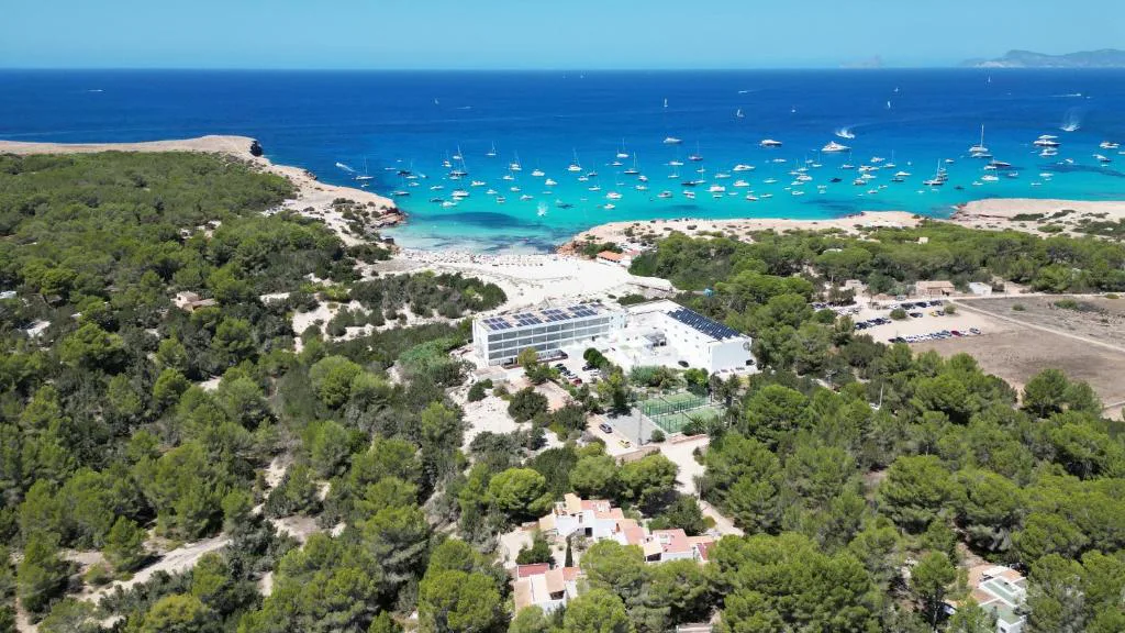Vista aérea de la bahía turquesa de Cala Saona con veleros fondeados, en Formentera