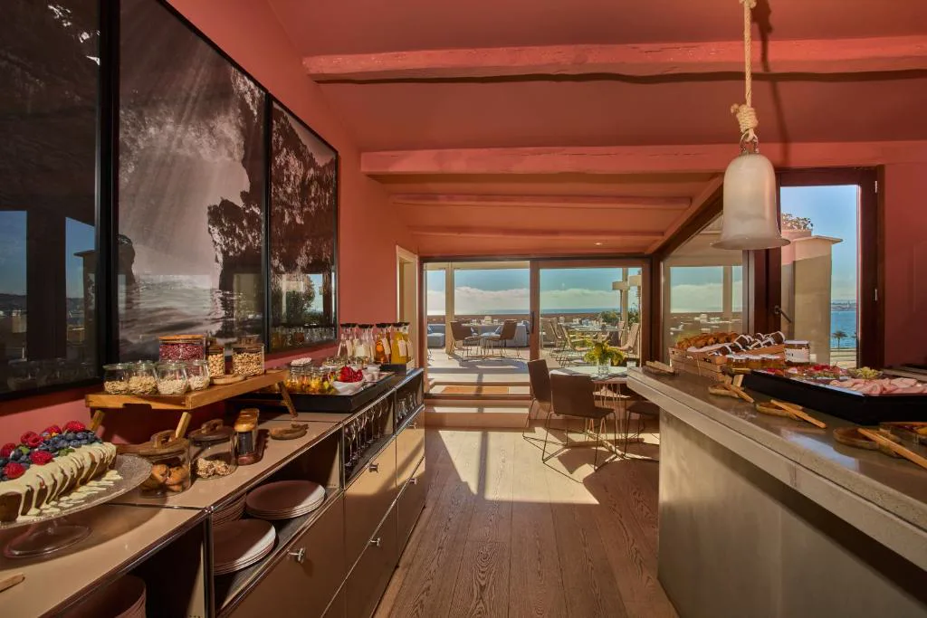 Bufé de desayuno con vistas al mar desde la sala interior, Calatrava Hotel