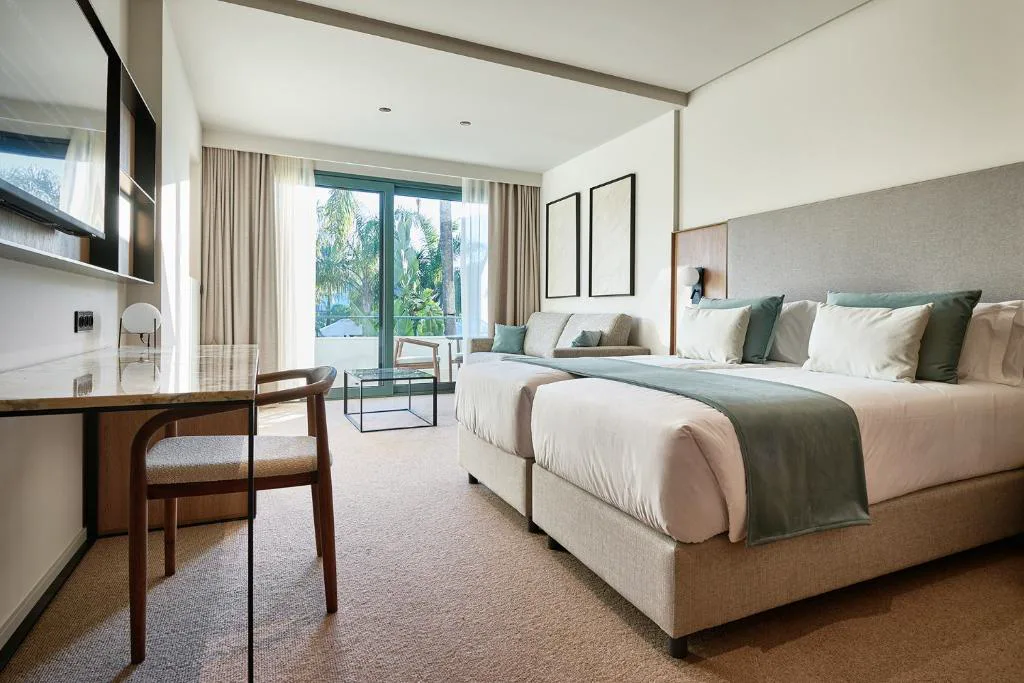 Habitación con cama grande y ventanal a la terraza