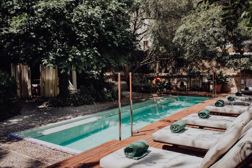 Piscina en el jardín privado entre árboles centenarios, Can Bordoy Grand House