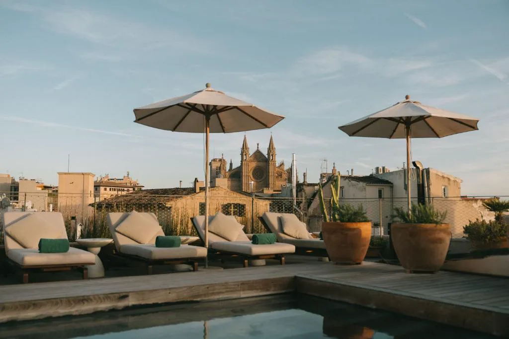 Piscina en la azotea de Can Bordoy Grand House con vistas a la Catedral de Palma y al puerto