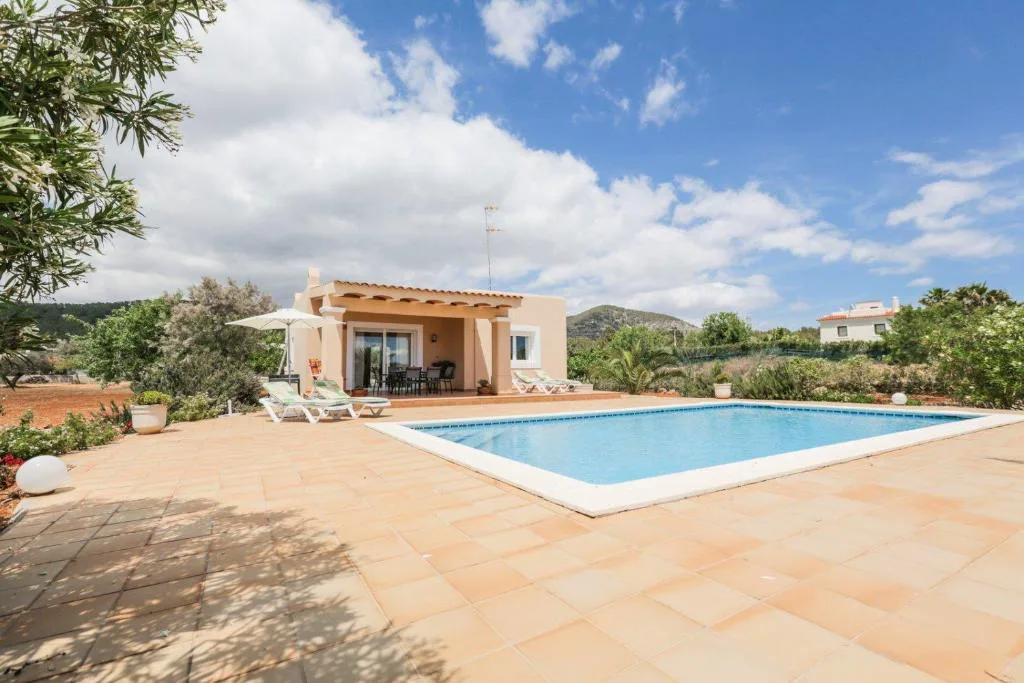 Villa de una planta con piscina y vistas a las montañas, Can Furnet, en Sant Jordi de ses Salines, Ibiza