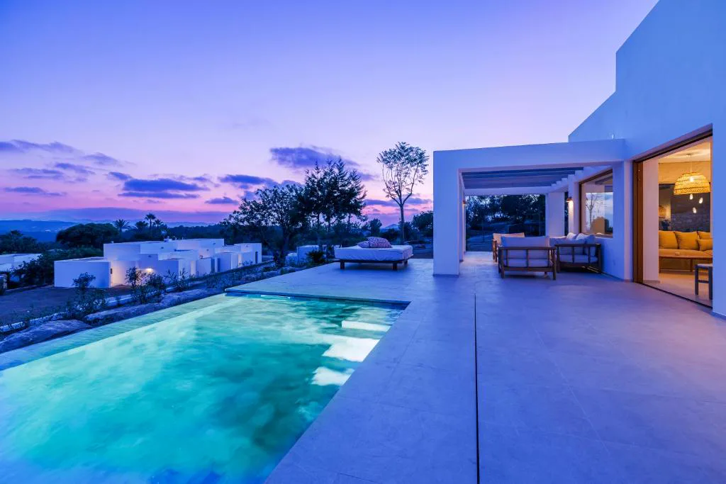 Villa con piscina privada iluminada al atardecer, Can Lluc