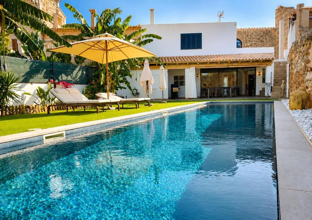 Piscina privada con tumbonas y muro de piedra de Santanyí de Can Roig, en el pueblo de Ses Salines, Mallorca