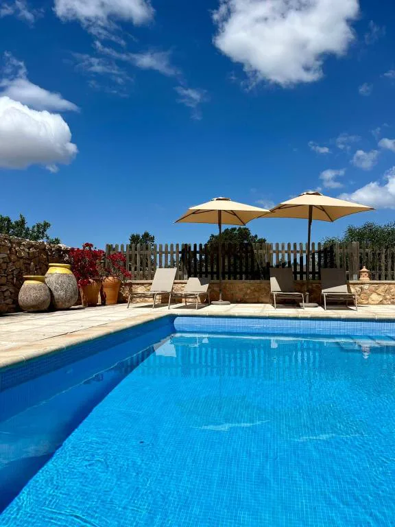 Piscina privada con tinajas de barro y buganvillas, Can Xicu Castello