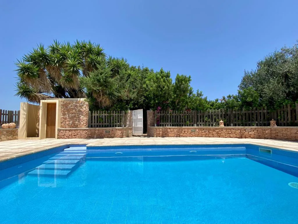 Piscina privada con escalera y muro de piedra seca, Can Xicu Castello