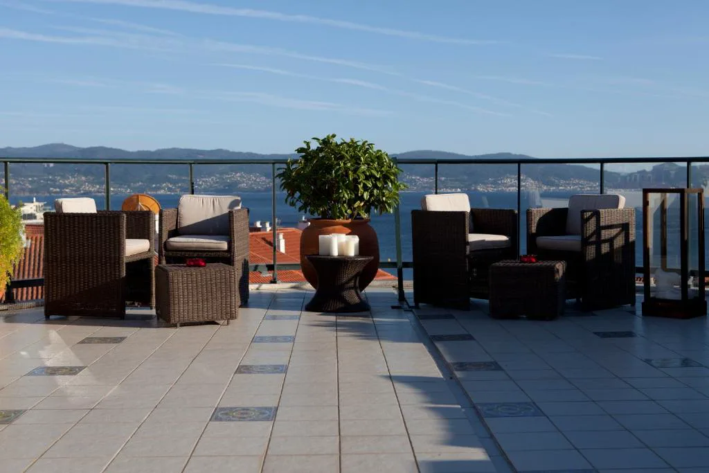 Terraza con sillones de exterior y vistas a la Ría de Pontevedra, Hotel Carlos I Silgar