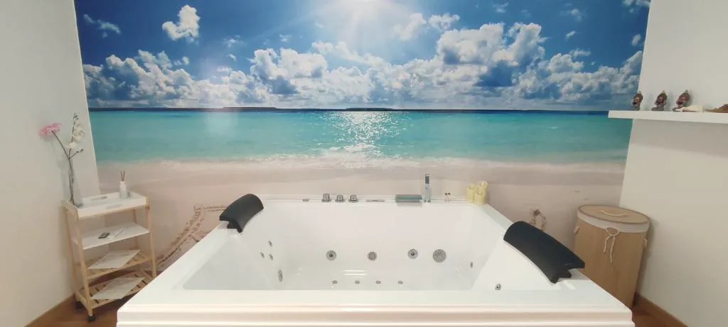 Jacuzzi doble con un mural de playa en la pared