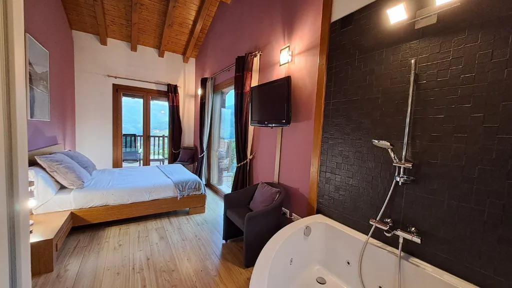 Bañera de hidromasaje junto a una ventana