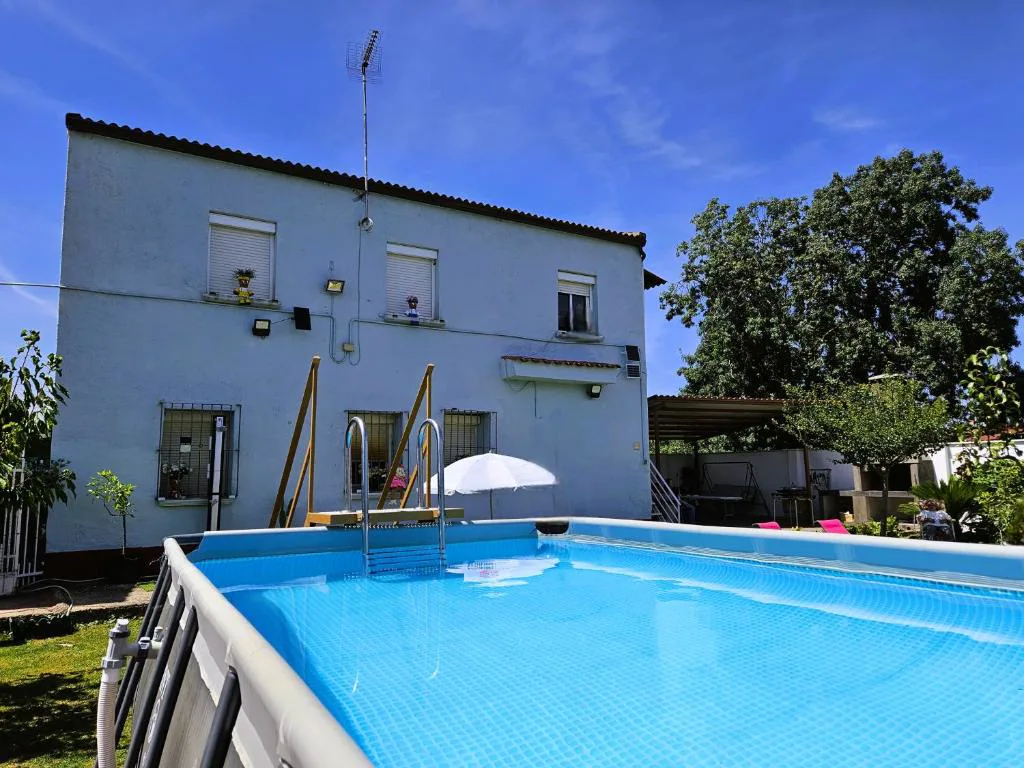 Piscina desmontable junto a la casa azul