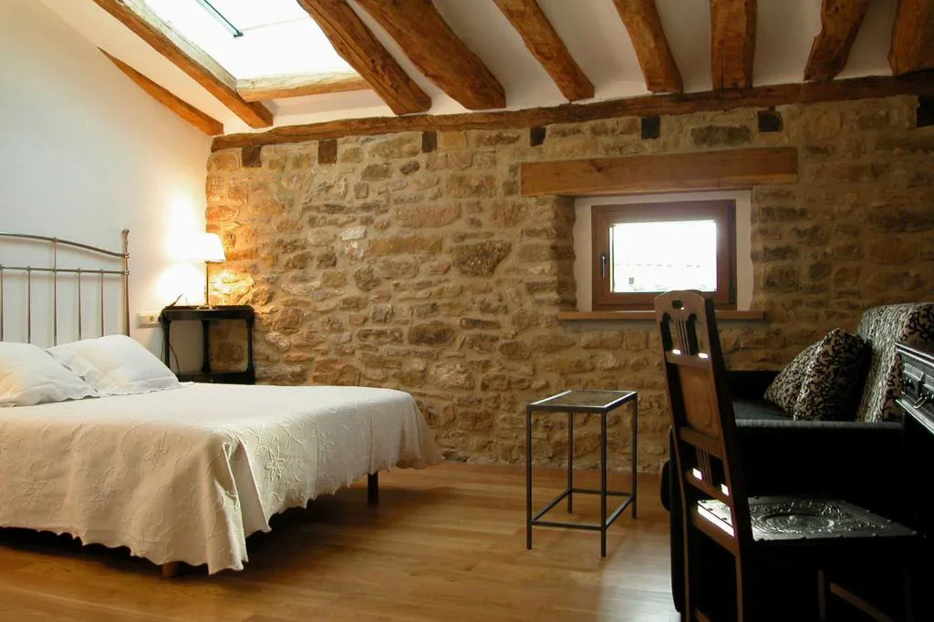 Habitación de piedra con vigas