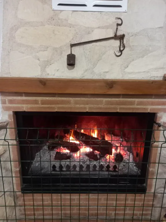 Chimenea encendida en un salón de piedra