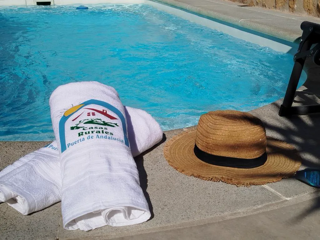 Piscina con toallas y sombrero sobre el borde