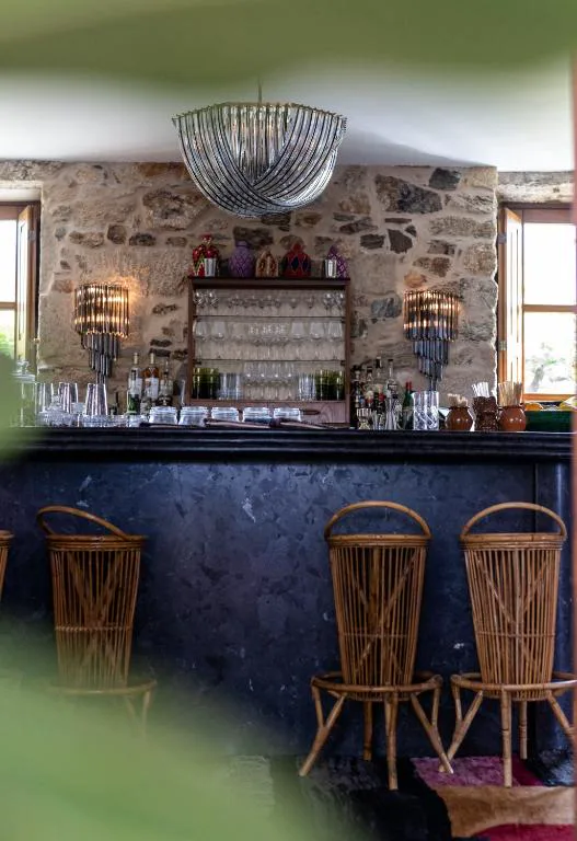Barra del bar de piedra con lámparas de araña, Casa Beatnik
