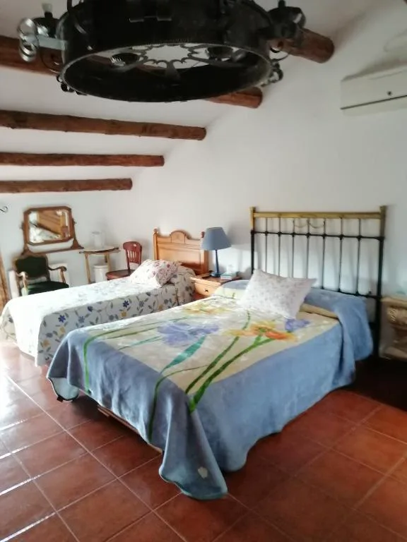 Habitación con cama y colcha de rayas