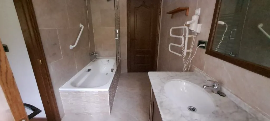Baño con bañera y ducha independiente, Casa Buda Conors & Spa Boutique