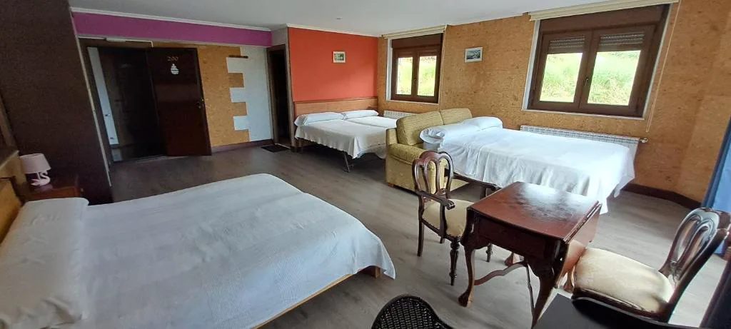 Habitación con dos camas y paredes en tonos coral y madera, Casa Buda Conors & Spa Boutique