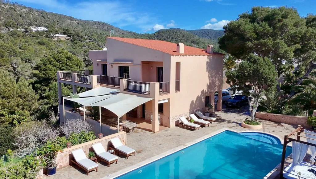 Villa con piscina entre pinos y vistas a las colinas de Cala Vadella, Ibiza