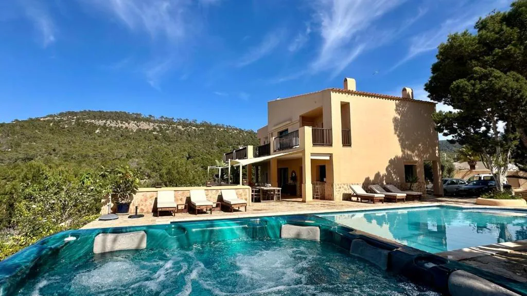 Jacuzzi exterior junto a la piscina con vistas a la villa, Casa en Cala Vadella
