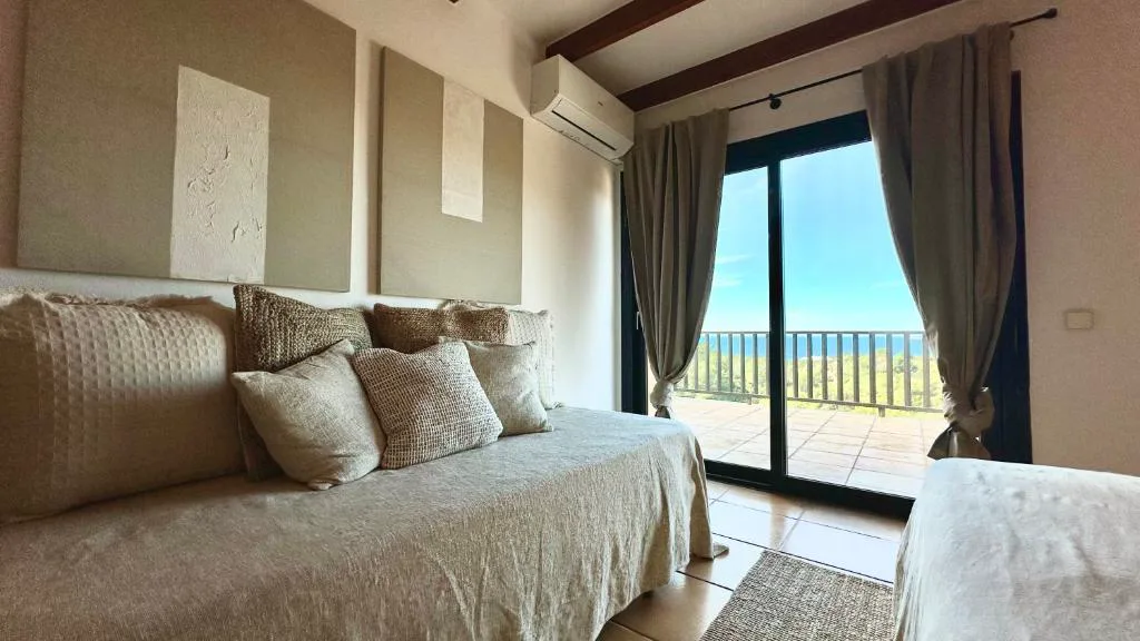 Dormitorio con terraza y vistas directas al mar, Casa en Cala Vadella