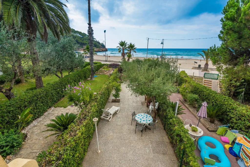 Jardín cuidado con caminos y vistas a la playa