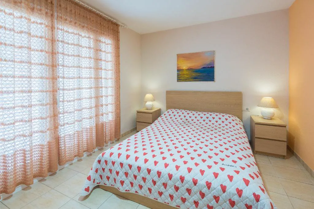 Dormitorio con cama de matrimonio y colcha estampada