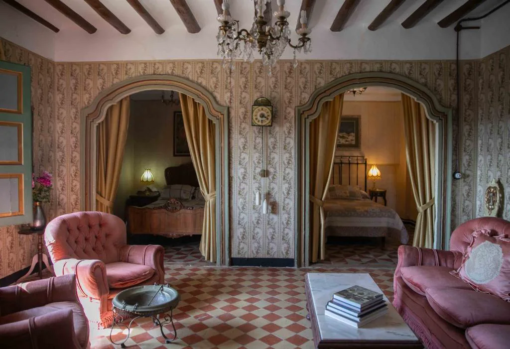 Salón con arcos y sillones rosas