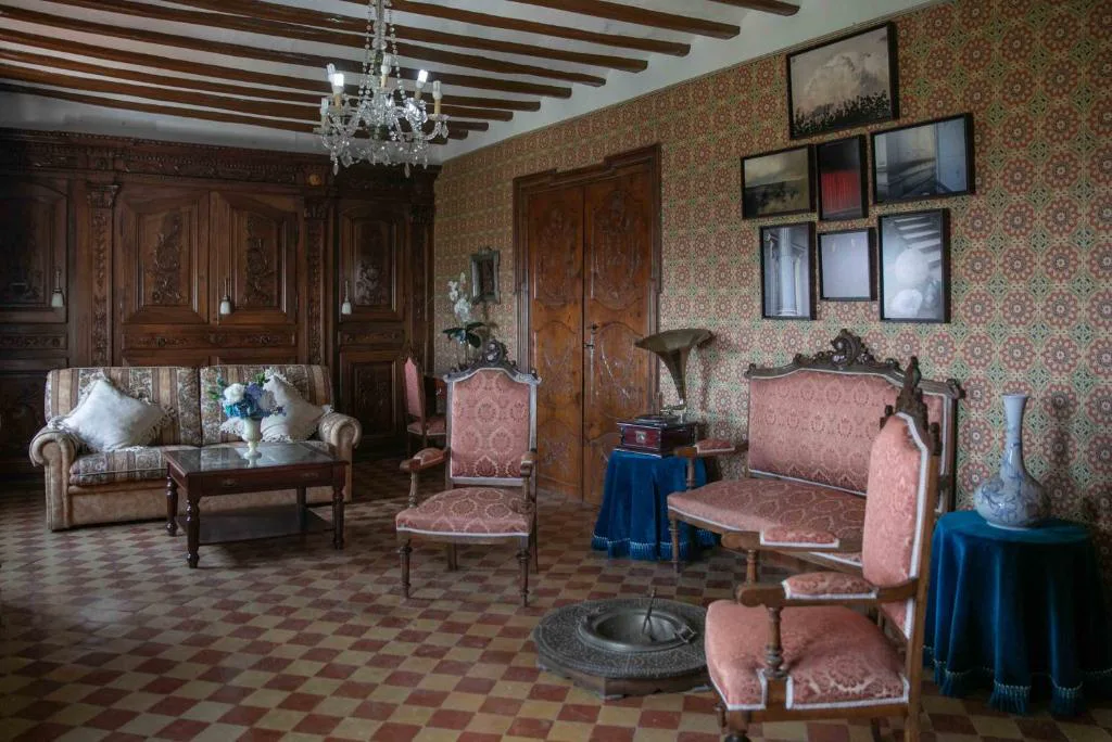 Salón con vigas y muebles antiguos