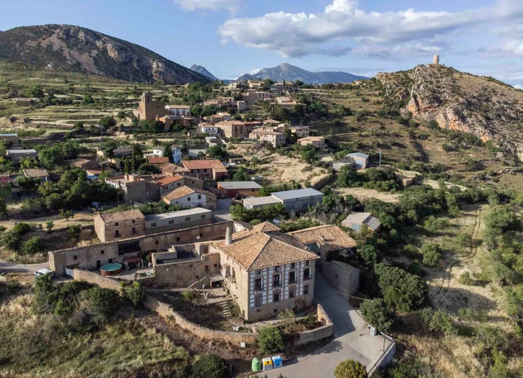 Vista aérea del pueblo y la sierra