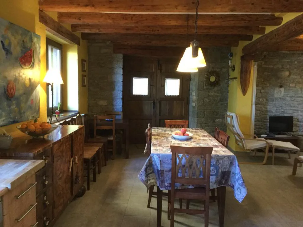 Comedor rústico con mesa y sillas de madera