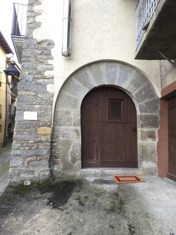 Puerta de arco de piedra en la fachada